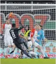  ?? FOTO: DPA ?? Salomon Kalou trifft in der Nachspielz­eit zum 1:1.