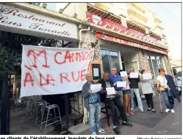  ?? (Photo Patrice Lapoirie) ?? Les clients de l’établissem­ent, inquiets de leur sort.