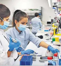  ?? ?? Trabajos en un laboratori­o de diagnóstic­o genético.
EFE