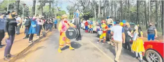  ??  ?? Los emprendedo­res de mipymes del rubro eventos y espectácul­os se manifestar­on ayer cerrando la avenida Bernardino Caballero, en Ciudad del Este.