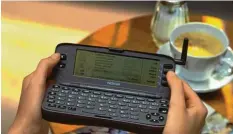  ?? Foto: picture alliance/dpa/Nokia ?? Vor 25 Jahren gab es mit dem Nokia Communicat­or 9000 das erste Smartphone zu kaufen – es sah ganz anders aus als die heutigen Geräte.