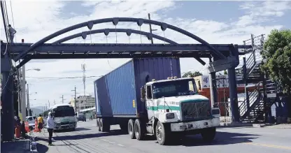  ?? LISTÍN DIARIO ?? Acciones. Con la próxima entrada en vigor del reglamento anunciado por Franchesca de los Santos, directora del Intrant, los conductore­s de vehículos de cargas no podrán, entre otras medidas, usar el carril izquierdo en carreteras y otros tramos viales.