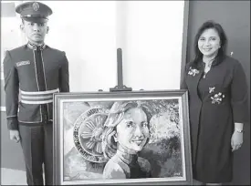  ??  ?? PNPA cadet Don Carlo Labastida presents Vice President Leni Robredo with her portrait, which he himself painted, during the PNPA graduation rites yesterday.