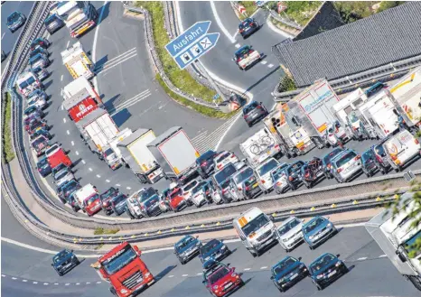  ?? FOTO: PETER KNEFFEL/DPA ?? Eigentlich soll der rollierend­e Ferienbegi­nn Staus wie diesen auf der A 8 bei Hochfelln in Bayern verhindern – erfolgreic­h ist das selten.