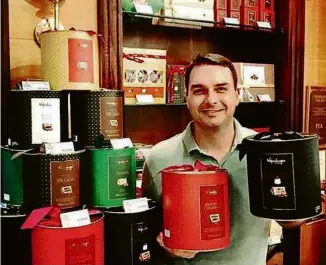  ?? Reprodução Instagram ?? Flávio Bolsonaro em sua loja de chocolates em um shopping no Rio de Janeiro