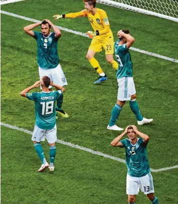  ??  ?? Das gibt es doch nicht! Joshua Kimmich, Mats Hummels, Mario Gomez und Thomas Müller trauern einer Chance gegen Südkorea nach. Die 0:2-Niederlage bedeutete das Aus in Russland und kostete Joachim Löw fast den Job. Foto: Ina Fassbender, dpa