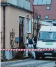  ?? Foto: M. Merk ?? Die Spurensuch­er der Kripo in dem Haus der Getöteten in Hirblingen.