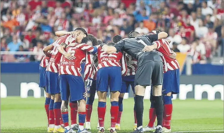  ?? Foto: club atlético de Madrid ?? El Atlético de Madrid, en formación, antes de un partido de la actual temporada. el equipo rojiblanco recibirá al Madrid después de una derrota en la champions