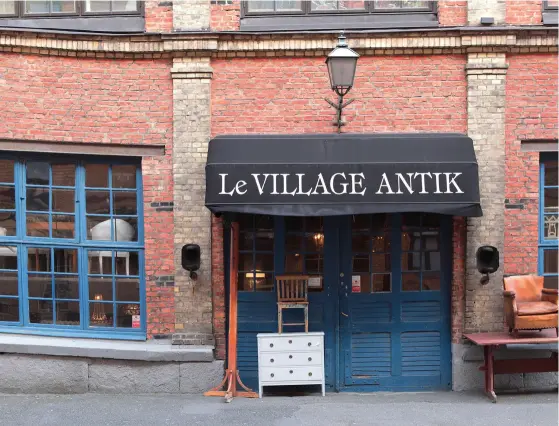  ??  ?? Allure british Dans le quartier de Masthugget sur Nordhemsga­tan, le magasin d’antiquités Le Village Antik est installé dans une vieille bâtisse de briques rouges, déformée par le temps.