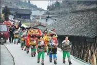 ?? XUE YUGE / XINHUA ?? Two pairs of newlyweds have a Miao ethnic wedding in Shibadong village, Hunan province. Such celebratio­ns have drawn tourists from all over China.