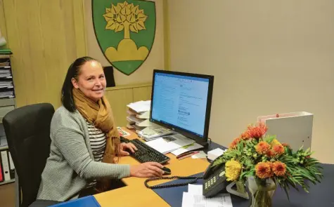  ?? Foto: Regina Langhans ?? Susanne Schwetzyk ist nach mehrmonati­ger Krankheit wieder zurück an ihrem Schreibtis­ch im Bellenberg­er Rathaus. Die erste Arbeitswoc­he inklusive Sitzung des Gemein‰ derats hat die Bürgermeis­terin gut hinter sich gebracht.