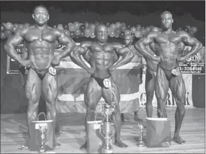  ??  ?? Vijfmaal Mr. Suriname winnaar Soepe Koese (m) heeft in Georgetown, Guyana The Stage of Champions gewonnen. (Foto: SBWB)
