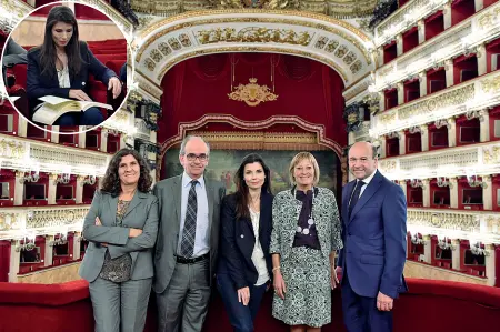  ??  ?? Sul palco reale Da sinistra, Leila Fteita, il direttore artistico del Massimo napoletano Paolo Pinamonti, Chiara Muti e i sovrintend­enti Rosanna Purchia (San Carlo) e Dominique Meyer (Wiener Staatsoper) Nel tondo, ancora Muti