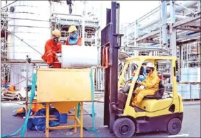  ?? GAS/VIET NAM NEWS ?? Workers at a PetroVietn­am Gas JSC (GAS) plant.