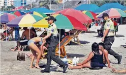  ?? LUIS FREIRE ?? ►ATACAMES, Esmeraldas. La policía recorre la zona de playa como medida de prevención y para actuar en caso de que se presenten irregulari­dades.