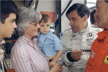  ??  ?? Week-end de course automobile. François Fillon au Mans, en compagnie de Penelope et de leurs enfants, en juillet 2004.