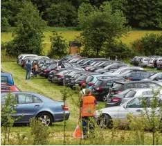  ?? Foto: Marcus Merk ?? Voriges Jahr standen für den Töpfermark­t in Oberschöne­nfeld erstmals 1000 Stell plätze bereit – zumindest theoretisc­h.