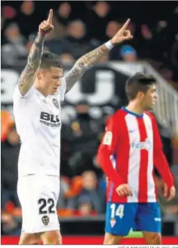  ?? JOSÉ M. FERNÁNDEZ DE VELASCO / EFE ?? Santi Mina celebra uno de los dos goles que marcó.