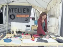  ??  ?? Amandine Escoffon confection­ne des pièces de maroquiner­ie recyclées