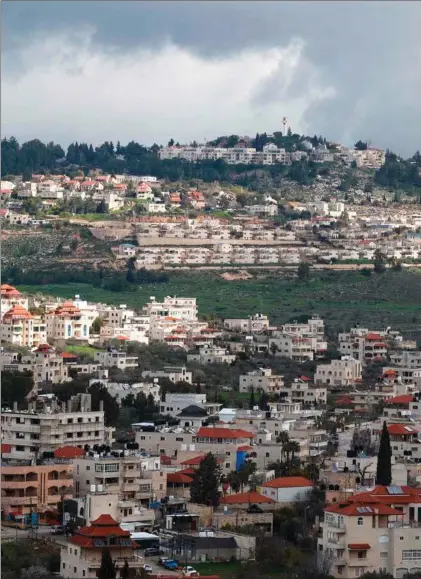  ?? ?? Bag landsbyen Turmus Ayya og Ramallah, der fungerer som palaestine­nsernes hovedstad, ses den jødiske bosaettels­e Shilo på den besatte Vestbred. Foto: Jaafar Ashtiyeh/AFP