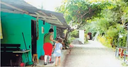  ?? ALONSO TENORIO ?? Doña Teresa Viales llegó a esta casa visitar a su hija Cinthia Gómez en calle Cholos en Jacó. .