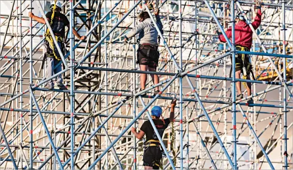  ??  ?? Equipament­os de trabalho não devem ser partilhado­s pelos trabalhado­res sem antes serem alvo de higienizaç­ão