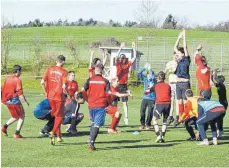  ?? FOTO: AXEL HENI ?? Die Fußballer mit Behinderun­g waren beim Torspieler­training hochmotivi­ert.