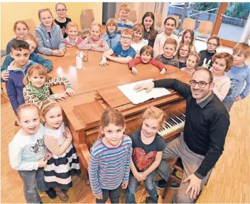  ??  ?? Montags wird geprobt. Giovanni Solinas bereitet mit gut 30 Kindern das Musical „Israel in Ägypten“vor. Die Aufführung ist für Sonntag, 30. Juni, 17 Uhr, in St. Ulrich in Dülken geplant.