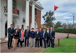  ?? Fotos cortesía de la autora ?? Sofia Tian ( segunda desde la izq.) en la Embajada de China en Uruguay.