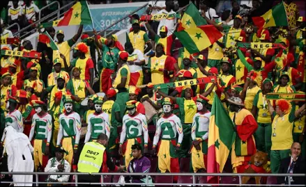  ?? ?? مشجعو السنغال يستعدون ملشاهدة مباراة فريقهم مع اإلكوادور في استاد خليفة الدولي