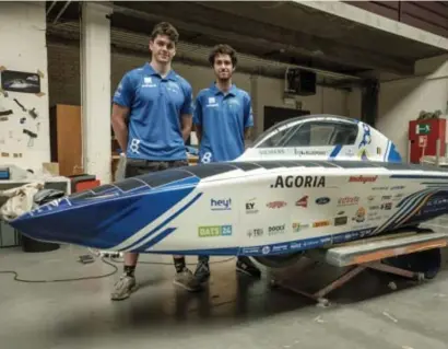  ?? FOTO GUY PUTTEMANS ?? De Limburgse ingenieurs Lode Van Mierloo (links) en Casper Martens sleutelden samen met de rest van het Solar Team meer dan een jaar aan hun zonnewagen.