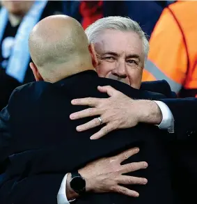  ?? (Ansa) ?? Abbraccio
Carlo Ancelotti e Pep Guardiola alla fine della sfida tra Manchester City e Real Madrid