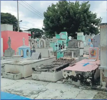  ??  ?? El cementerio del barrio de Santa Lucia es el más saturado de todos