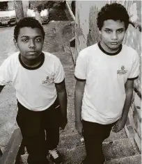  ?? Robson Ventura/folhapress ?? Os estudantes João Victor (à esq.), 13 anos, e Vito, 14 anos, que atuam como monitores na aula na rua