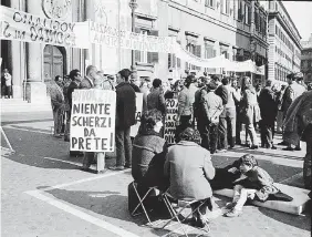  ?? Ansa ?? C’era una volta Manifestaz­ione a favore del divorzio del 1970. A destra, la Corte di Cassazione