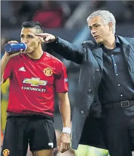  ?? FOTO: GYI ?? Mourinho, con Alexis La afición pidió al luso un juego más ofensivo ante el Valencia