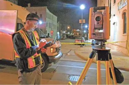  ?? MEG JONES/MILWAUKEE JOURNAL SENTINEL ?? Mike Smith, a member of the Wisconsin State Patrol Technical Reconstruc­tion Unit, sets up a forensic mapping device at the scene of an accident in downtown Racine in June 2015.