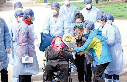  ?? ↑
Agence France-presse ?? A recovered patient, 98, is discharged from Leishensha­n Hospital in Wuhan on Sunday.