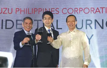  ?? RUDY ESPERAS ?? The longest-serving president of Isuzu Philippine­s Corp. (IPC), hajime Koso (right), is joined in a ceremonial toast by his successor, incoming IPC president Noboru Murakami (center) and Isuzu Gencars Corp. chairman D. edgard A. Cabangon, who represente­d the IPC dealers’ network at the turnover ceremony of IPC’S presidency at Okada hotel on Monday (May 16) night.