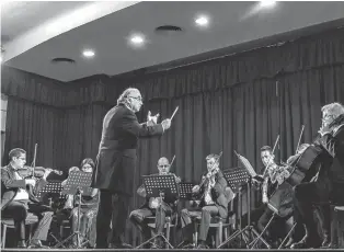  ??  ?? El maestro Jordi Mora en plena función, marcando el paralelism­o entre orquesta y EF.
