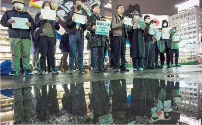 ?? Picture: AFP ?? TAKING A STAND. Chinese residents in Tokyo on Wednesday protest against China’s zero-Covid policy and the dictatoria­l rule of the Communist Party in a vigil for victims of the 24 November fire in Urumqi.