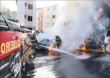  ?? Alex Gomes O Povo ?? FIREFIGHTE­RS extinguish f laming vehicles in Fortaleza, Ceara state. The attacks across the state began the day after the inaugurati­on of President Jair Bolsonaro, who campaigned on a promise to crack down on crime.