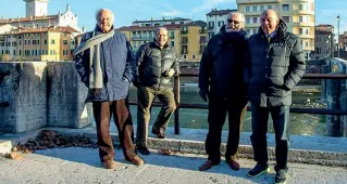  ??  ?? Inseparabi­li Massimo Rosa, primo a destra, con gli amici con cui sta condividen­do l’idea di riportare gli «Strachi» a ponte Garibaldi