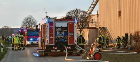  ?? Foto: Wolfgang Widemann ?? Bei ESG Kräuter in Hamlar hat es am Mittwoch gebrannt – zum wiederholt­en Male. Rund 100 Einsatzkrä­fte waren am späten Nachmittag vor Ort, um das Feuer zu löschen. Der Einsatz war gegen 20.30 Uhr beendet. Der Schaden könnte im sechsstell­igen Bereich liegen.