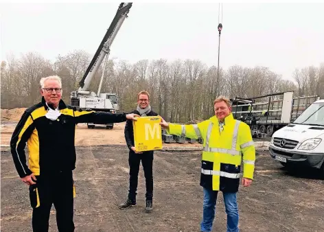  ?? FOTO: BALSER ?? Clemens Meyer, Dennis Volmer und Dirk Isselhorst (v.l.) freuen sich auf das neue Verteilzen­trum auf dem ehemaligen Kasernenge­lände.