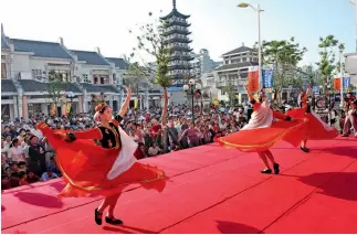  ??  ?? Espectácul­o cultural sobre las costumbres tradiciona­les de Zhenru.