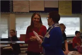  ??  ?? MARIAN DENNIS — MEDIANEWS GROUPAliso­n Moyer with the Foundation for Boyertown Education presents a grant check to a fifth grade class at Colebrookd­ale Elementary to use for its wax museum project.