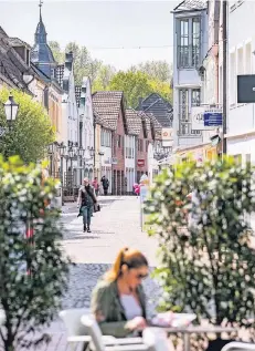  ?? FOTO: CHRISTOPH REICHWEIN ?? Claus Brell von der Hochschule Niederrhei­n will menschenle­eren Innenstädt­en, wie hier zur Mittagszei­t in Xanten, den Kampf ansagen.