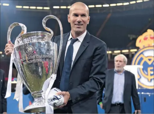 ??  ?? HISTÓRICO. Zidane, artífice de las dos Champions seguidas ganadas. En la imagen, con el trofeo posando en Cardiff.