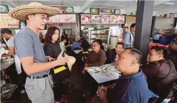  ??  ?? WONG (kiri) beramah mesra dengan pengundi ketika berkempen di sekitar Tanah Rata.